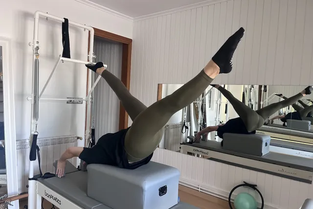 Pilates reformer · Sala amb reformer, torre i mirall