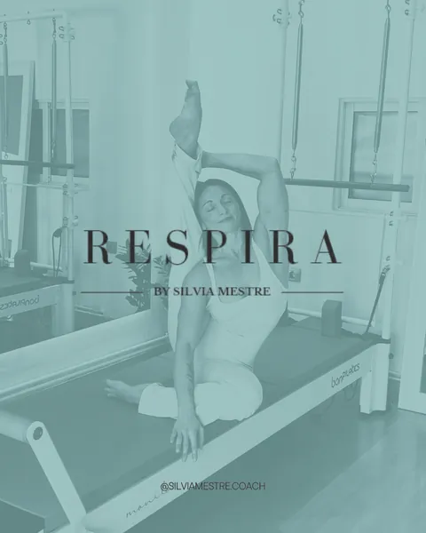 Silvia Mestre en una postura de pilates sobre el reformer, amb el cartell «Respira»
